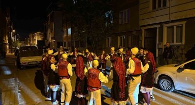 Yöresel kıyafetler giyerek oyun havasıyla vatandaşları sahura kaldırdılar