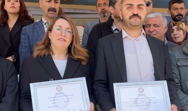 Yüksekova Belediye Başkanı mazbatasını aldı