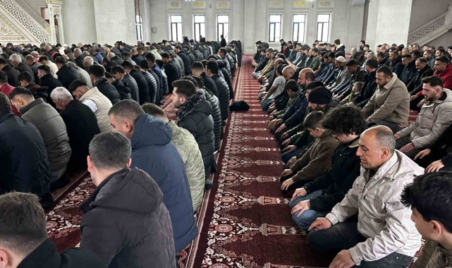 Yüksekova'da bayram namazında vatandaşlar camileri doldurdu