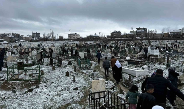 Yüksekova'da vatandaşlar mezarlıklara akın etti