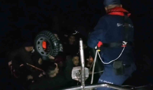 Yunanistan'ın geri ittiği can salındaki 18 düzensiz göçmen kurtarıldı