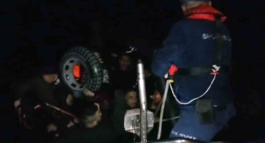 Yunanistan'ın geri ittiği can salındaki 18 düzensiz göçmen kurtarıldı