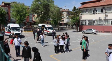 Zehirlenen öğrencilerle ilgilenmek yerine, basın mensuplarına saldırdılar