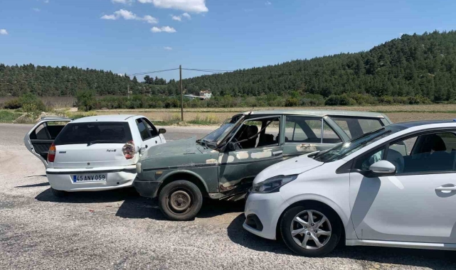 Zincirleme kazada 3 sürücü yaralandı