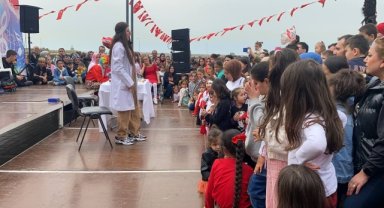 Zonguldak'ta engelli tiyatro topluluğu 23 Nisan'a özel sahne aldı