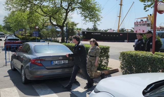 Zonguldak'ta jandarma kıyafetiyle kimlik kontrolü yapan kadına gözaltı
