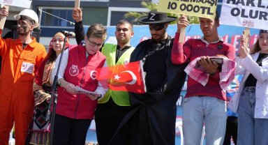 1 Mayıs kutlamalarına çizgi film ve sinema kahramanı Zoro kıyafeti ile katıldı