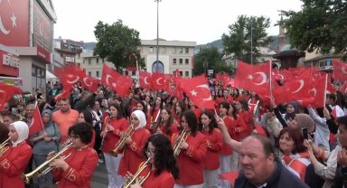 1. Osmangazi Gençlik Yürüyüşü Haluk Levent'in katılımıyla gerçekleştirildi