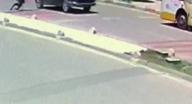 11 yaşındaki çocuğun minibüsün altında kalmaktan son anda kurtulduğu kaza kamerada