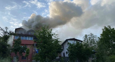 15 ay önce evlendiği kocasının evini yakıp yangını izledi
