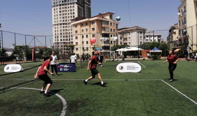 19 Mayıs Atatürk'ü Anma Gençlik ve Spor Bayramı için Kartal'da sporcular ayak tenisinde rekabet etti