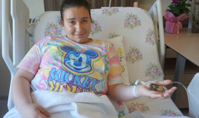 19 yaşındaki genç kızın safra kesesinden yumurta büyüklüğünde taş çıktı