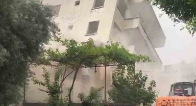 4 katlı bina iş makinesinin darbesiyle kağıt gibi yerle bir oldu