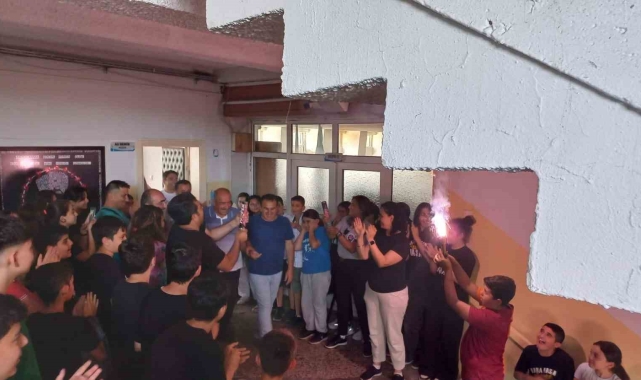 40 yıldır aynı okulda görev yapan "Kurtul Amca"ya yürek ısıtan emeklilik uğurlaması