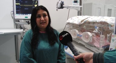454 gram doğan Melek Mucize bebek, hayata dört elle sarıldı