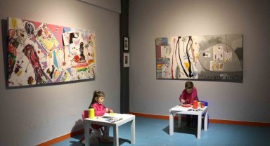 5 yaşındaki ikiz kardeşler yaptıkları resimler ile görenleri hayran bırakıyor