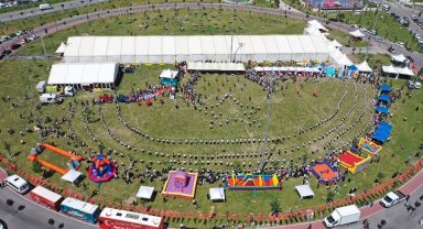 500 öğrenciden ay-yıldızlı 'zeybek' gösterisi