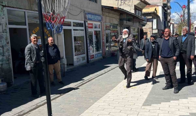 71 yaşındaki Zeki Boztepe gençlere taş çıkardı