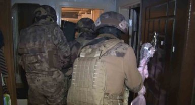 8 ilde göçmen kaçakçılarına operasyon: Elbise dolabından çıktılar