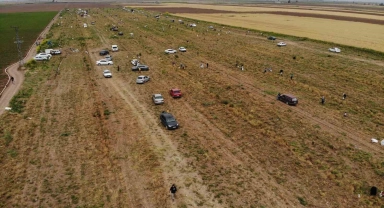 80 dönüm soğanı hayrına dağıttığını duyan oraya akın etti