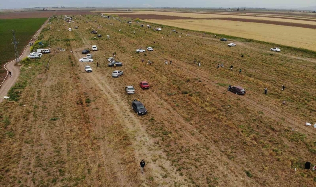 80 dönüm soğanı hayrına dağıttığını duyan oraya akın etti