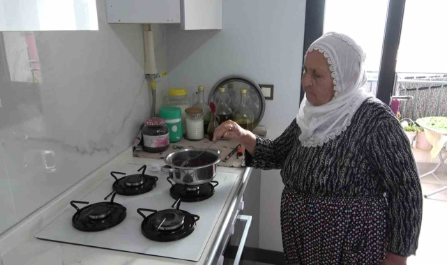 80 yaşındaki depremzede kadın, yapımı tamamlanan yeni yuvasına taşınmanın mutluluğunu yaşıyor