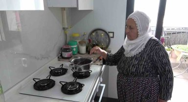 80 yaşındaki depremzede kadın, yapımı tamamlanan yeni yuvasına taşınmanın mutluluğunu yaşıyor