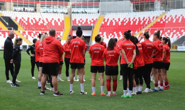 A Milli Kadın Futbol Takımı, Azerbaycan maçı hazırlıklarını tam kadro sürdürdü