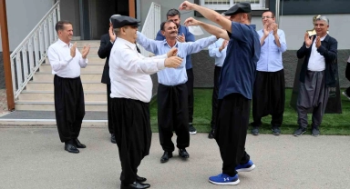 Adana şalvarının tescillenmesini davul zurna ile kutladılar