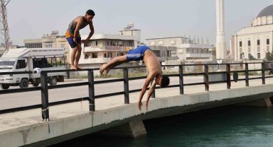 Adana'da gençlerin sulama kanallarında tehlikeli serinliği sürüyor