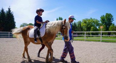 Adaptif binicilik eğitimleri sürüyor