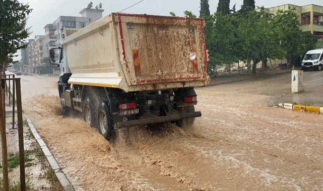 Adıyaman'da şiddetli yağmurda sokaklar göle döndü