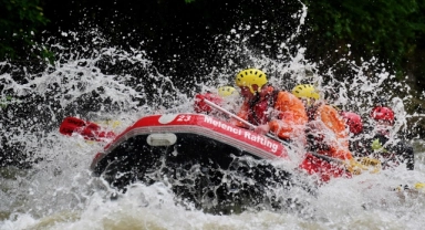Adrenalin tutkunları Melen Çayı'nda rafting yaptı