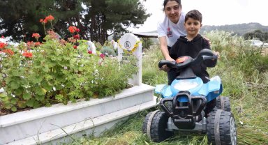 Afetzede çocuğun akülü arabayla annesinin mezarını ziyareti yürekleri dağladı