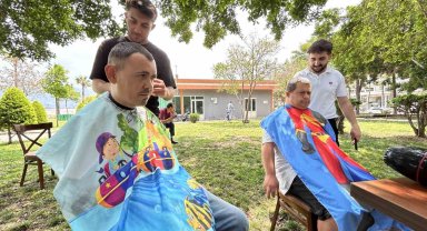 Afetzede özel bireyler sevgi makasıyla tıraş oldular