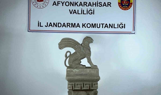 Afyonkarahisar'da pars başlı kanatlı heykel ele geçirildi