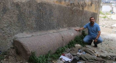 Ağır hasarlı binanın altında bulunan ve tarihi olduğu düşünülen devasa sütun merak uyandırdı