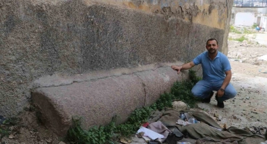 Ağır hasarlı binanın altında bulunan ve tarihi olduğu düşünülen devasa sütun merak uyandırdı