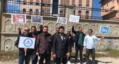 Ağrılı eğitimciler hayatını kaybeden okul müdürü için bir araya geldi