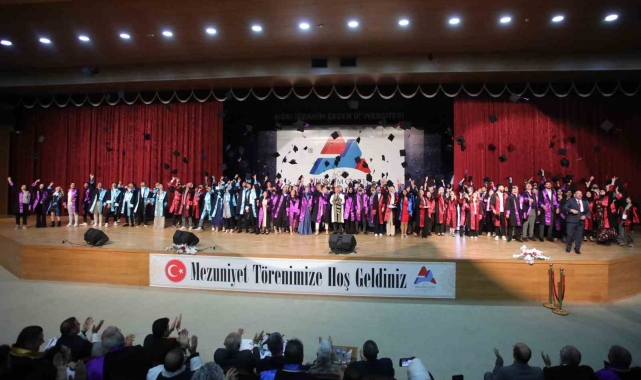 AİÇÜ'de mezuniyet coşkusu