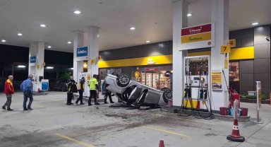 Akaryakıt istasyonunda faciadan dönüldü: Kaza yapan otomobil pompa önünde takla attı