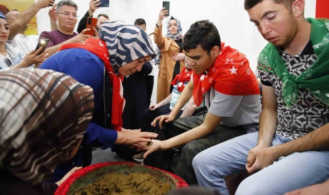 Aksaray'da özel gençlere asker kınası yakıldı