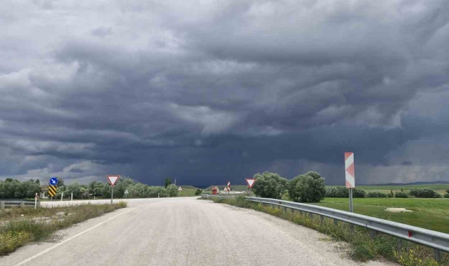 Alaca'da sağanak ve dolu yağış hayatı felç etti