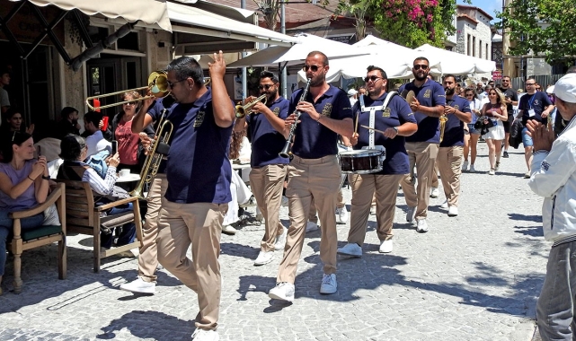 Alaçatı İki Yaka Festivali sokakları karnaval alanına çevirdi