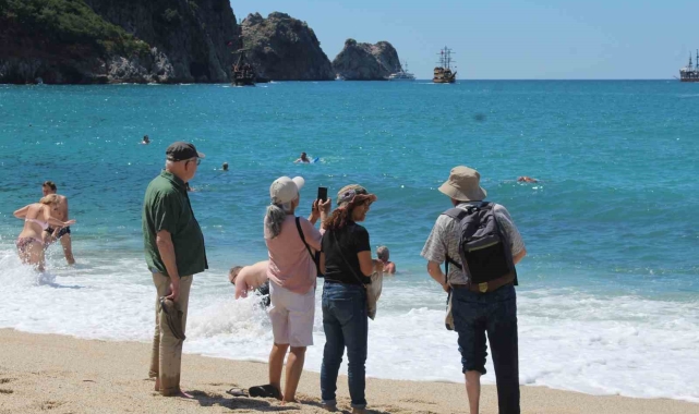Alanya'da turistler sıcak havanın keyfini sahilde çıkardı