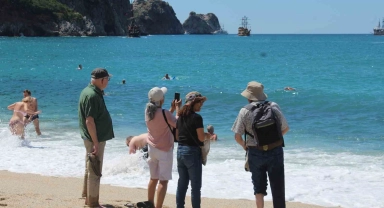 Alanya'da turistler sıcak havanın keyfini sahilde çıkardı