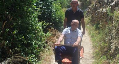 Alanya'da yaşlı çift el arabası üzerinde çıktıkları patika yola çare bulunması çağrısı yaptı