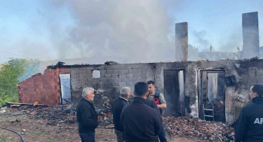 Alevlere teslim olan ev küle döndü: 2 ölü