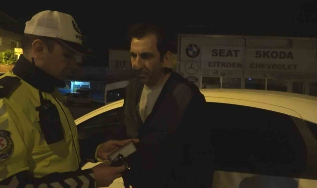 Alkollü sürücü uygulamadan kaçarken refüje çıktı