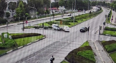 Amasya'da 2 otomobilin kavşakta çarpıştığı kaza kamerada